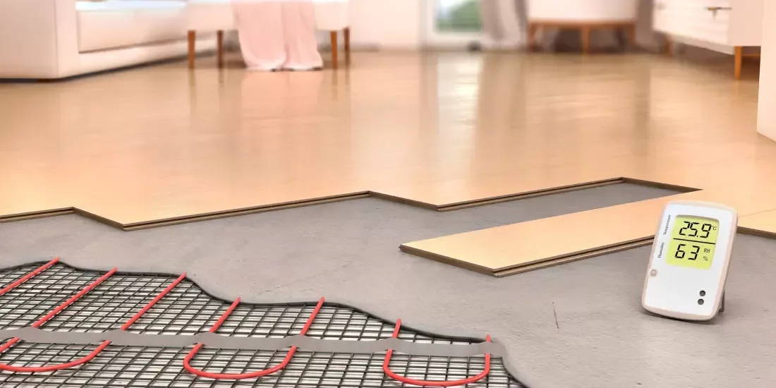 CGI cutaway of underfloor heating underneath screed and floorboards